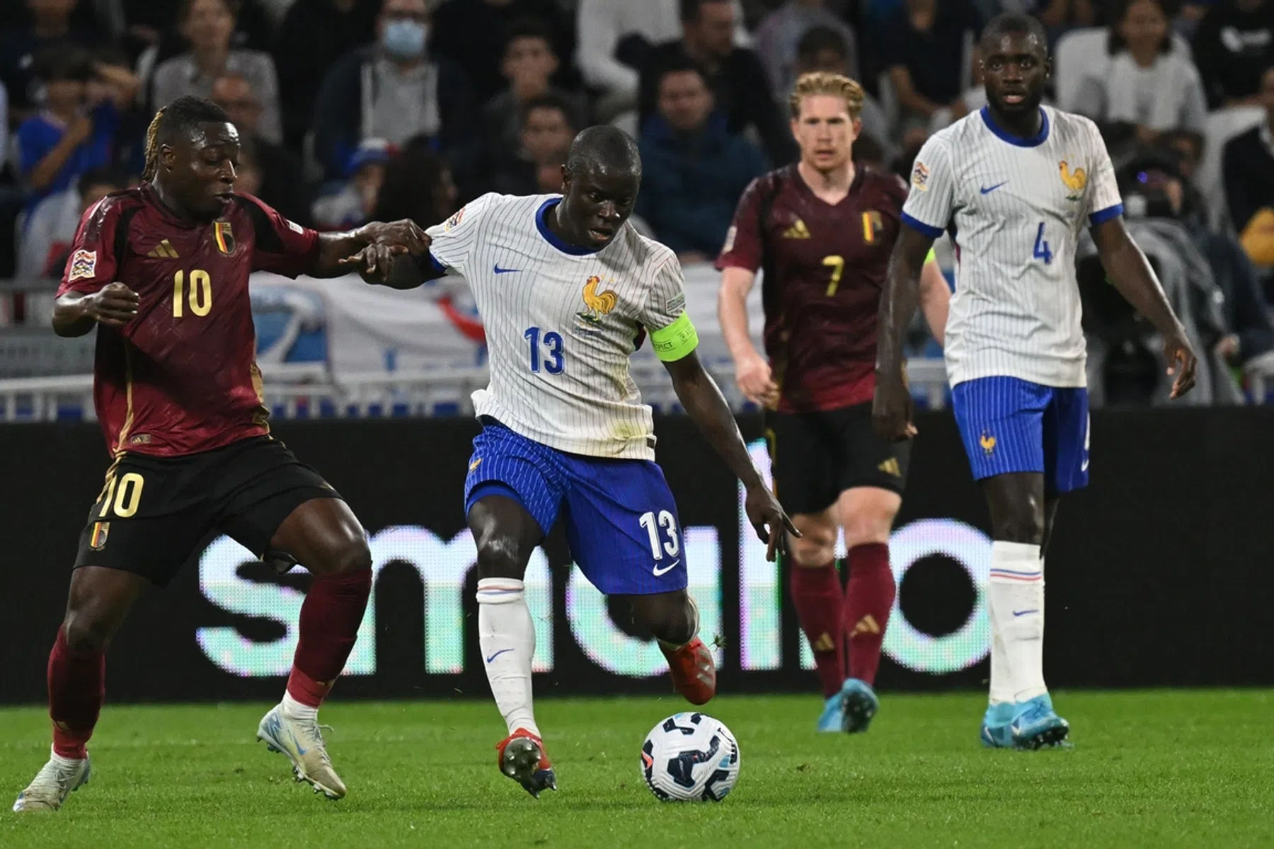 Frankrijk verslaat België in topper, Italië naar zes punten