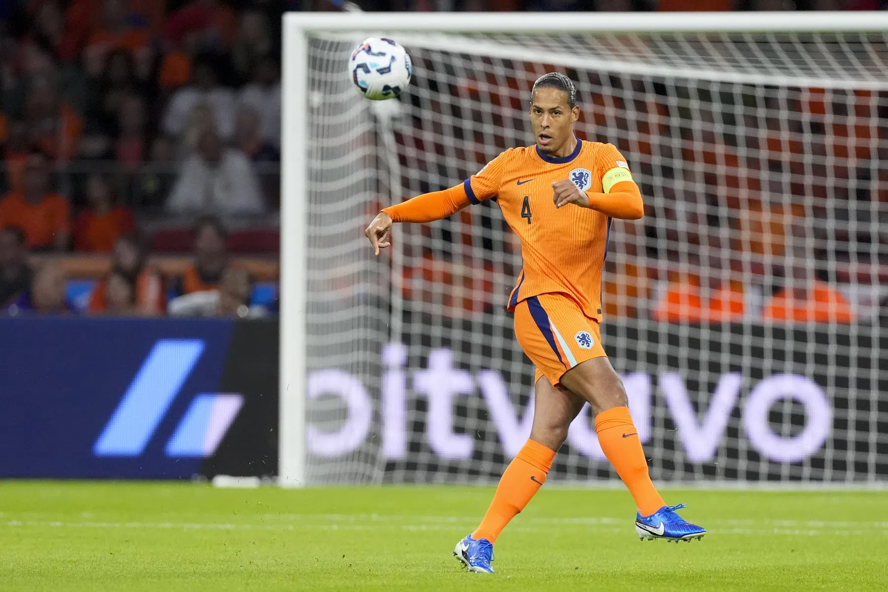 Positieve Van Dijk neemt het op voor De Ligt: 'Hij moet ervan leren'