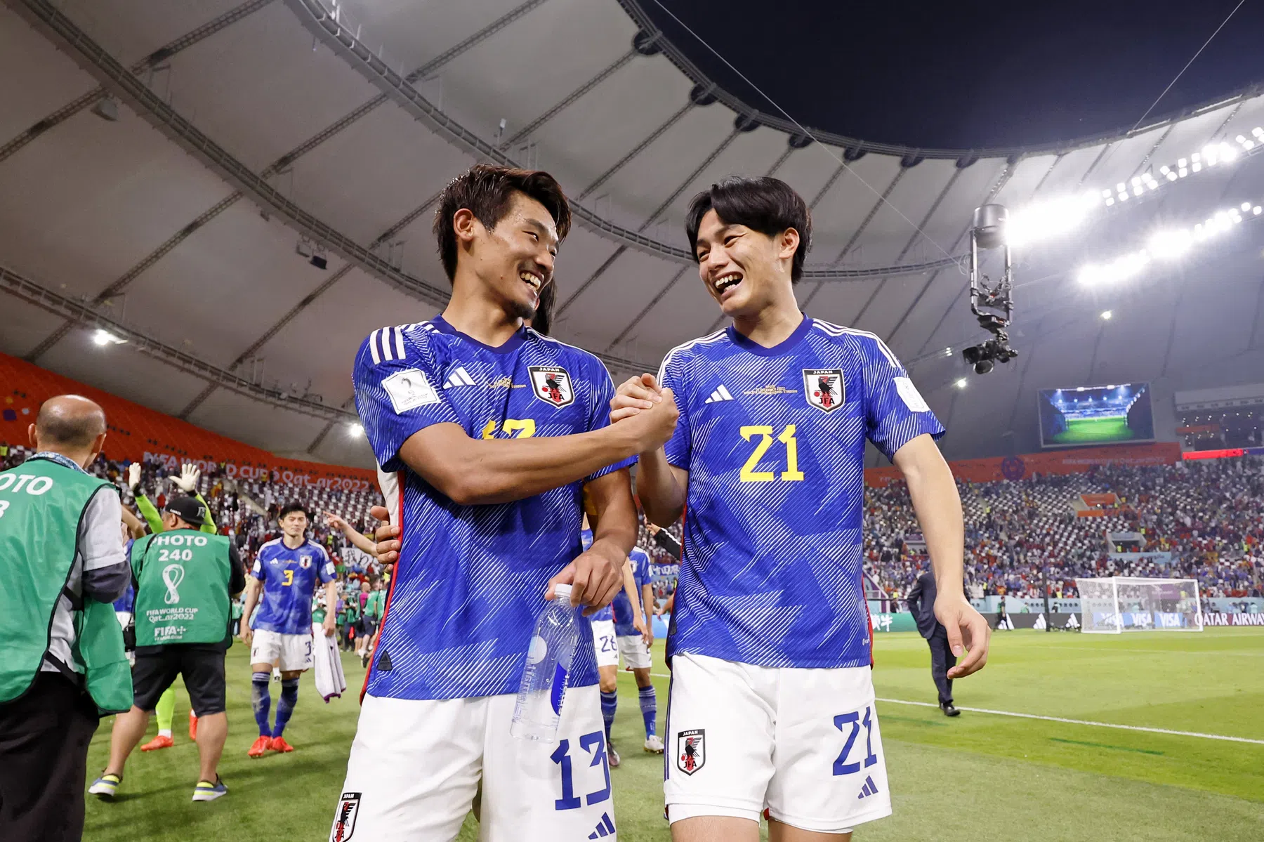 Ueda wijst Japan de weg naar doelpuntrijke zege, ook Ogawa scoort