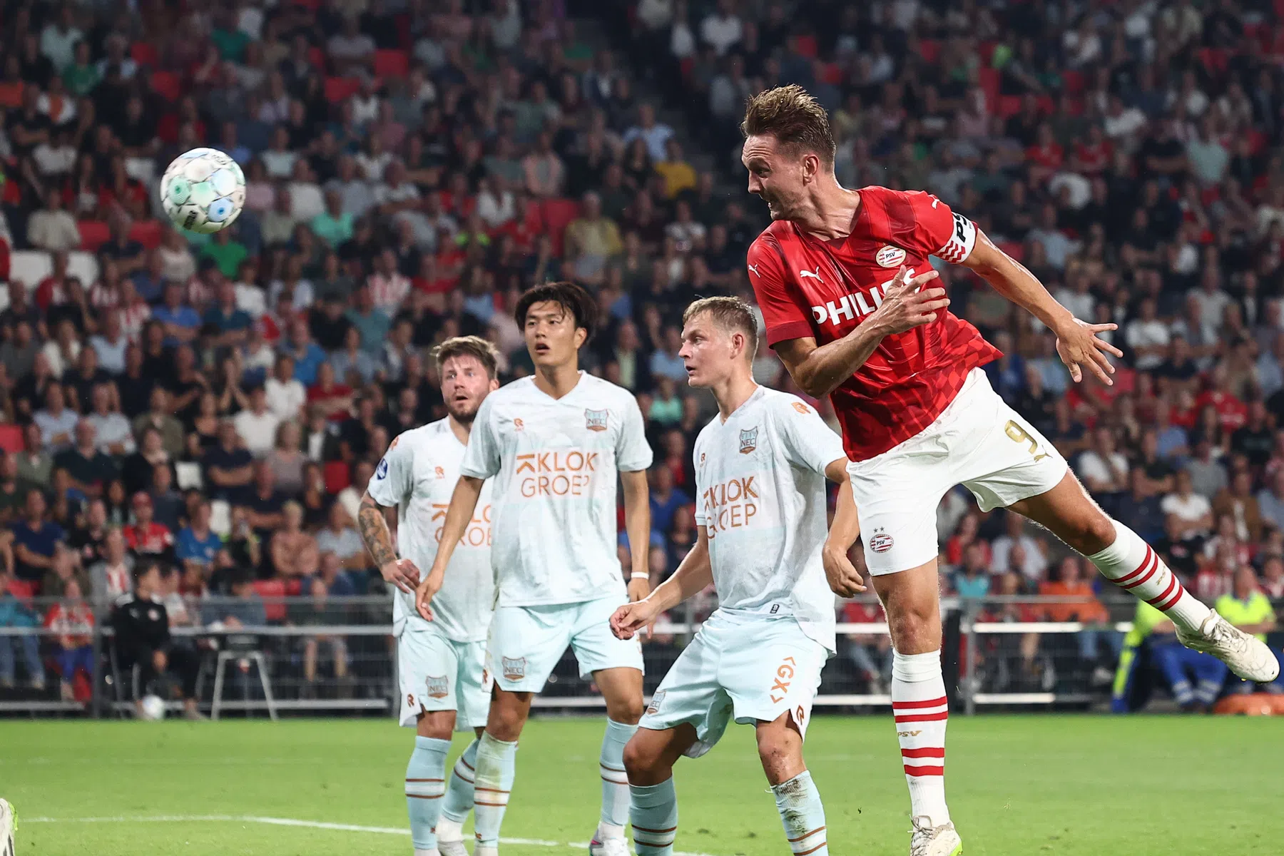 PSV in speciaal shirt ter herinnering aan bevrijding