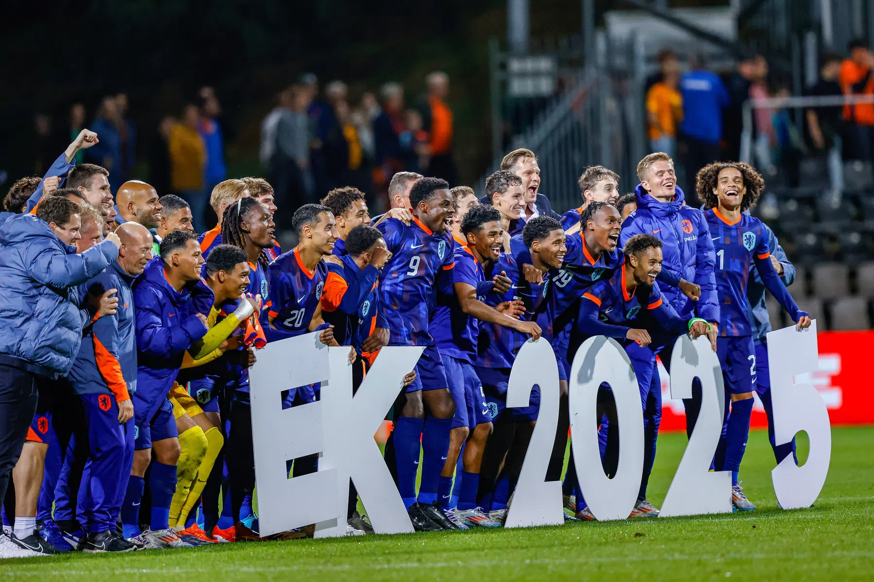 Kleedkamerhumor na soepele kwalificatie: Jong Oranje viert EK-ticket