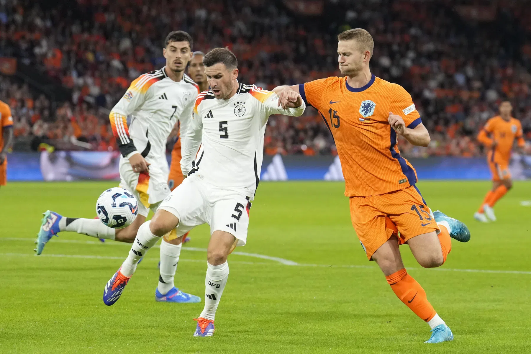 Domper voor Oranje: De Ligt blundert wéér en leidt gelijkmaker in