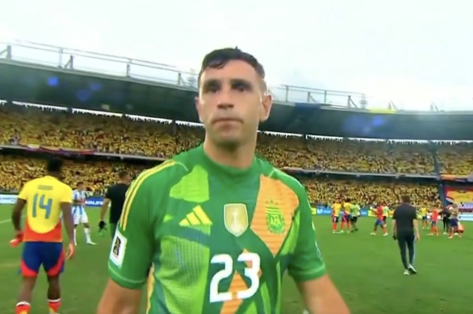Gefrustreerde Emiliano Martínez reageert zich af op cameraman