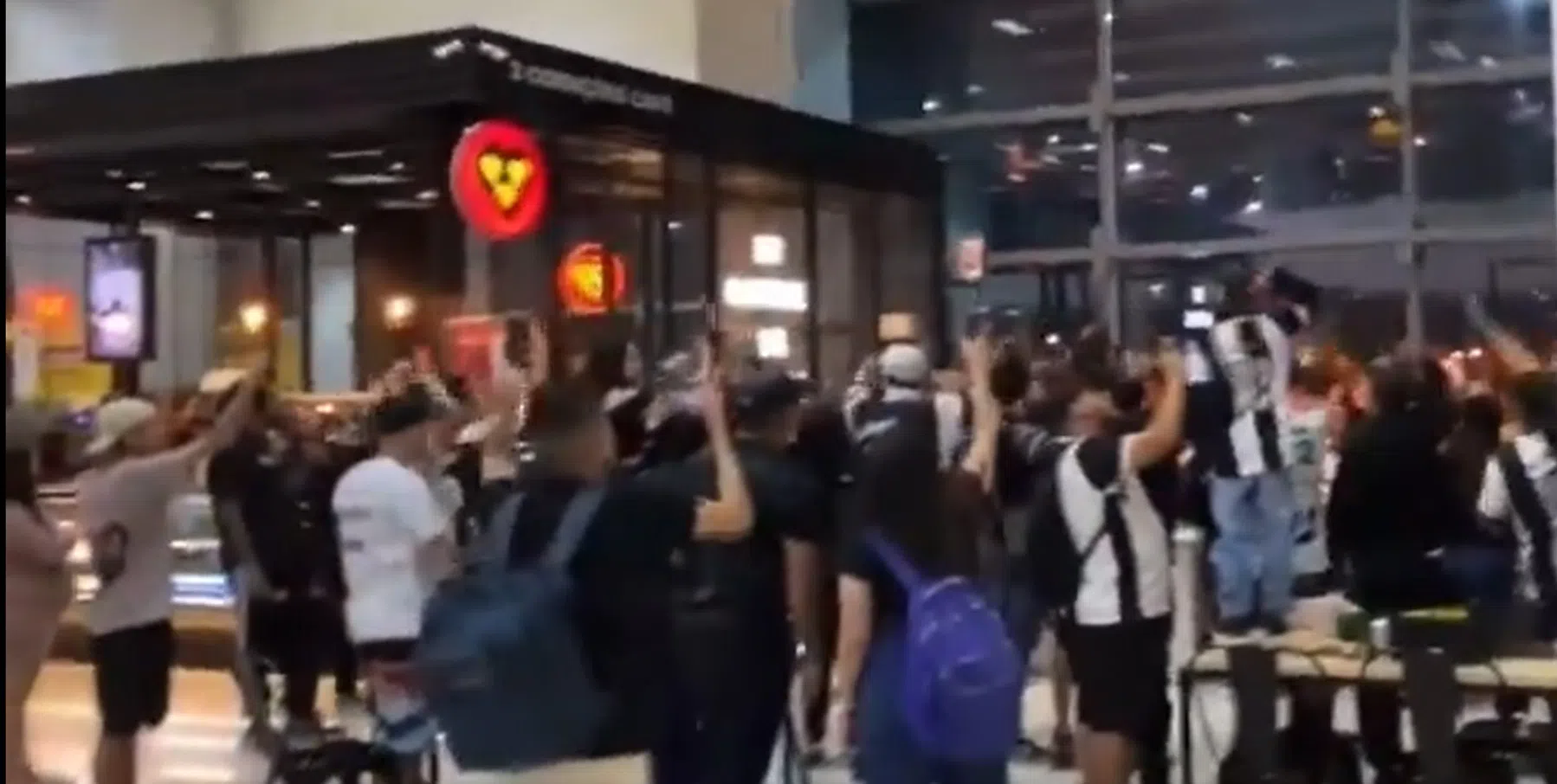 Memphis krijgt warm onthaal van Corinthians-fans op vliegveld