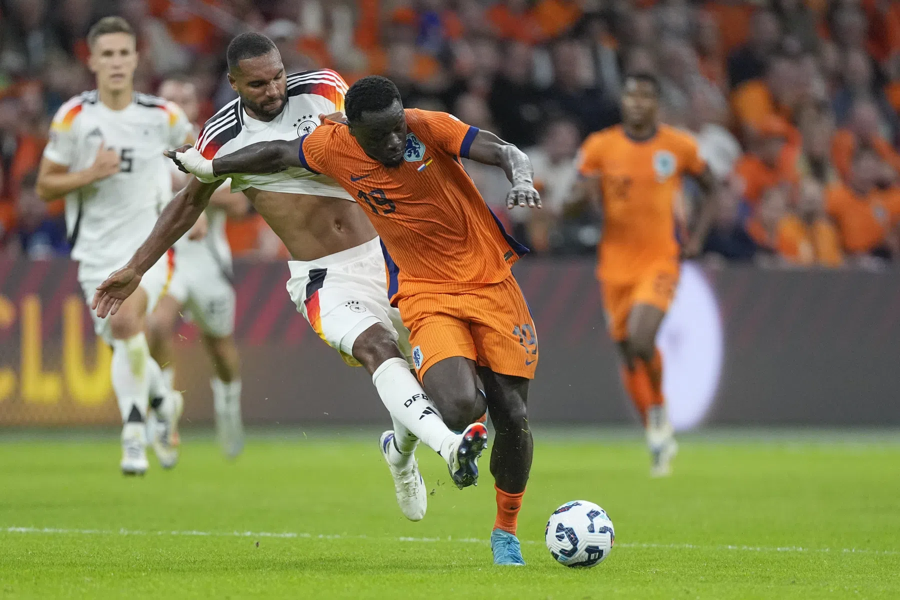 Brobbey imponeert: 'Tah 45 minuten lang weggezet als een pupil'