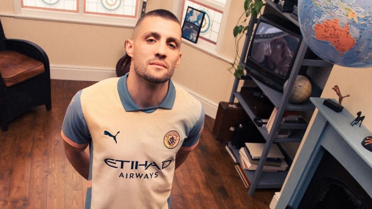 Manchester City brengt speciaal Oasis-shirt op de markt