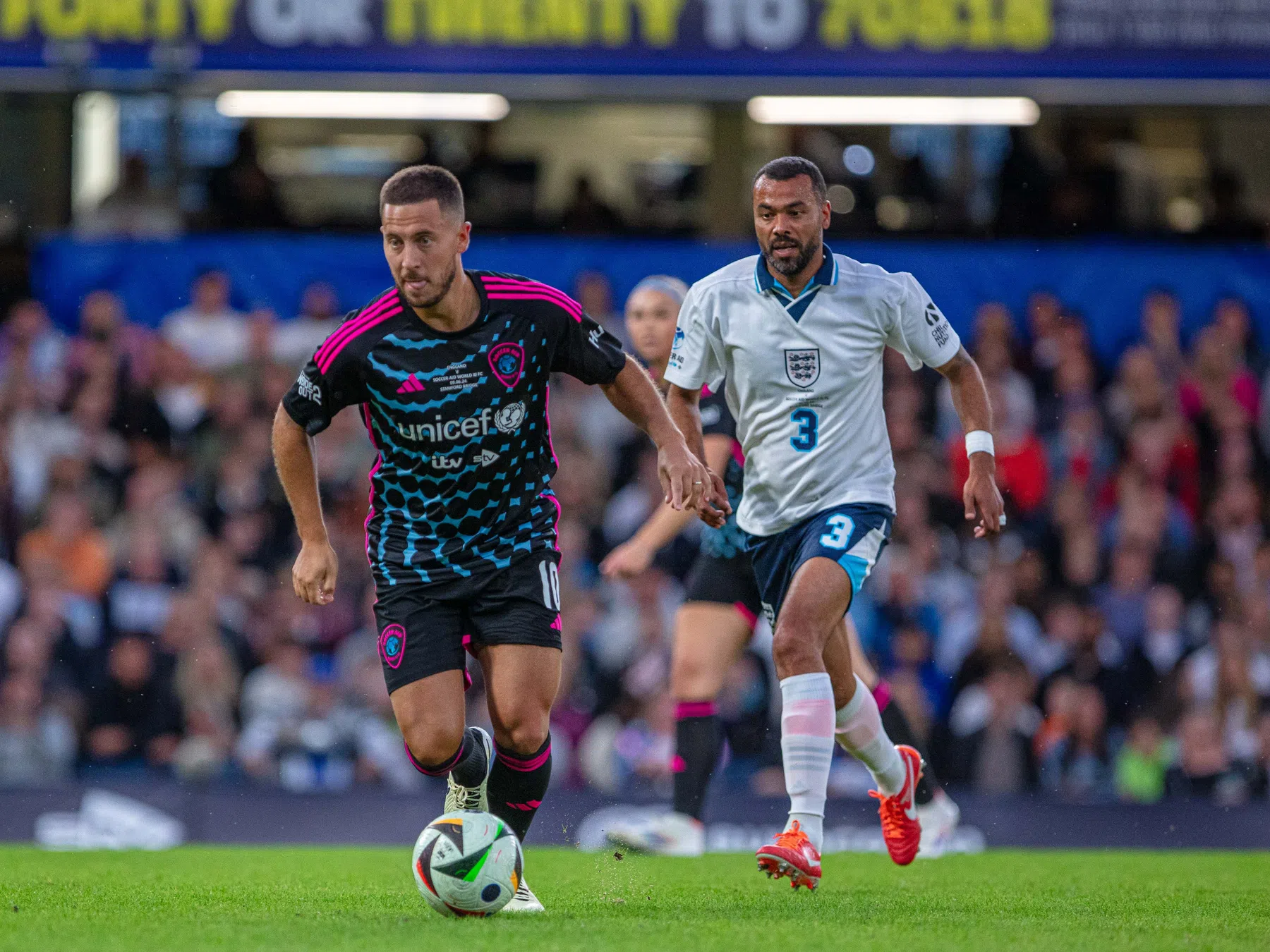 Opmerkelijk: Hazard getrakteerd op fluitconcert in benefietwedstrijd