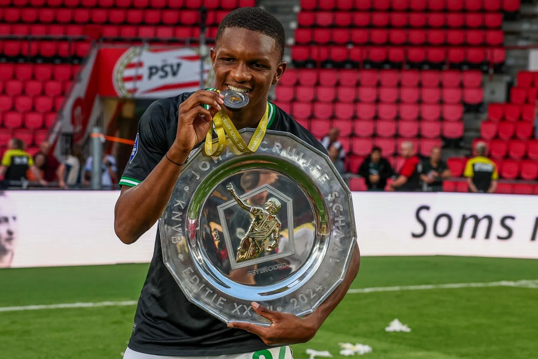 Feyenoord breekt contract van talent (18) nu al open