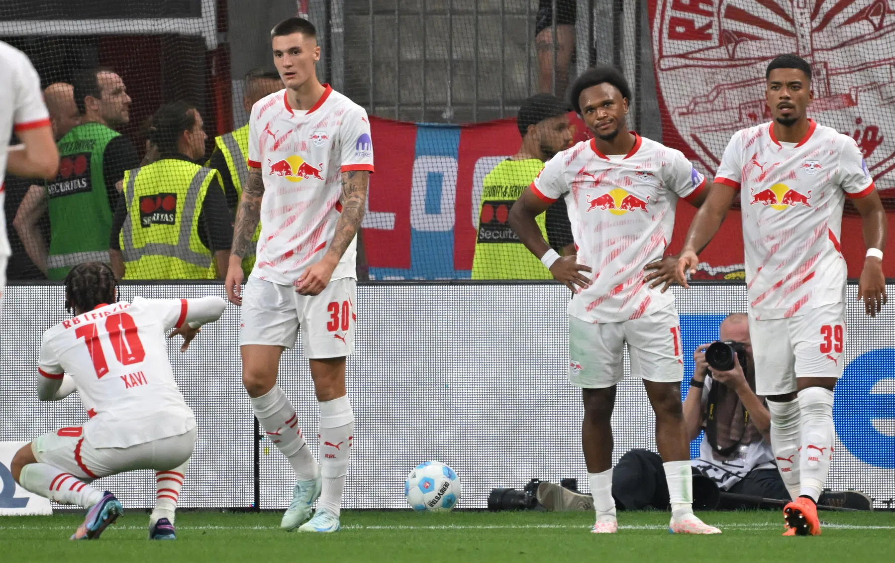 Geertruida wint niet bij basisdebuut, Boadu treurt ondanks eerste goal