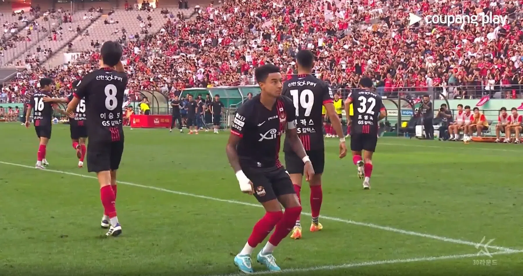 Dansende Lingard krijgt Koreaans koekje van eigen deeg