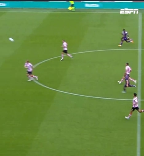 Bijna-wereldgoal: Edvardsen probeert het vanaf vijftig meter