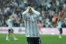 Thumbnail for article: Rood in dertiende minuut helpt Besiktas niet: Van Bronckhorst morst punten