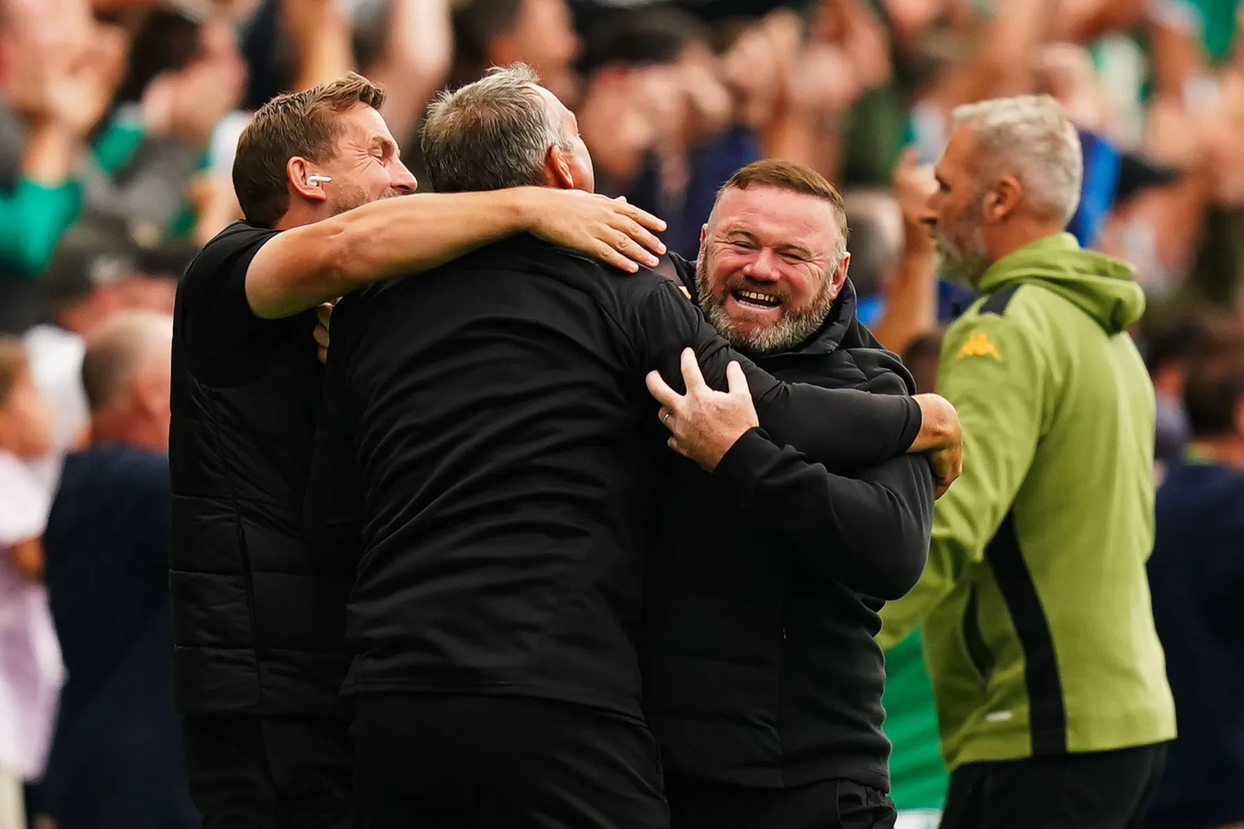 Rooney gaat uit zijn dak na winnende goal in blessuretijd