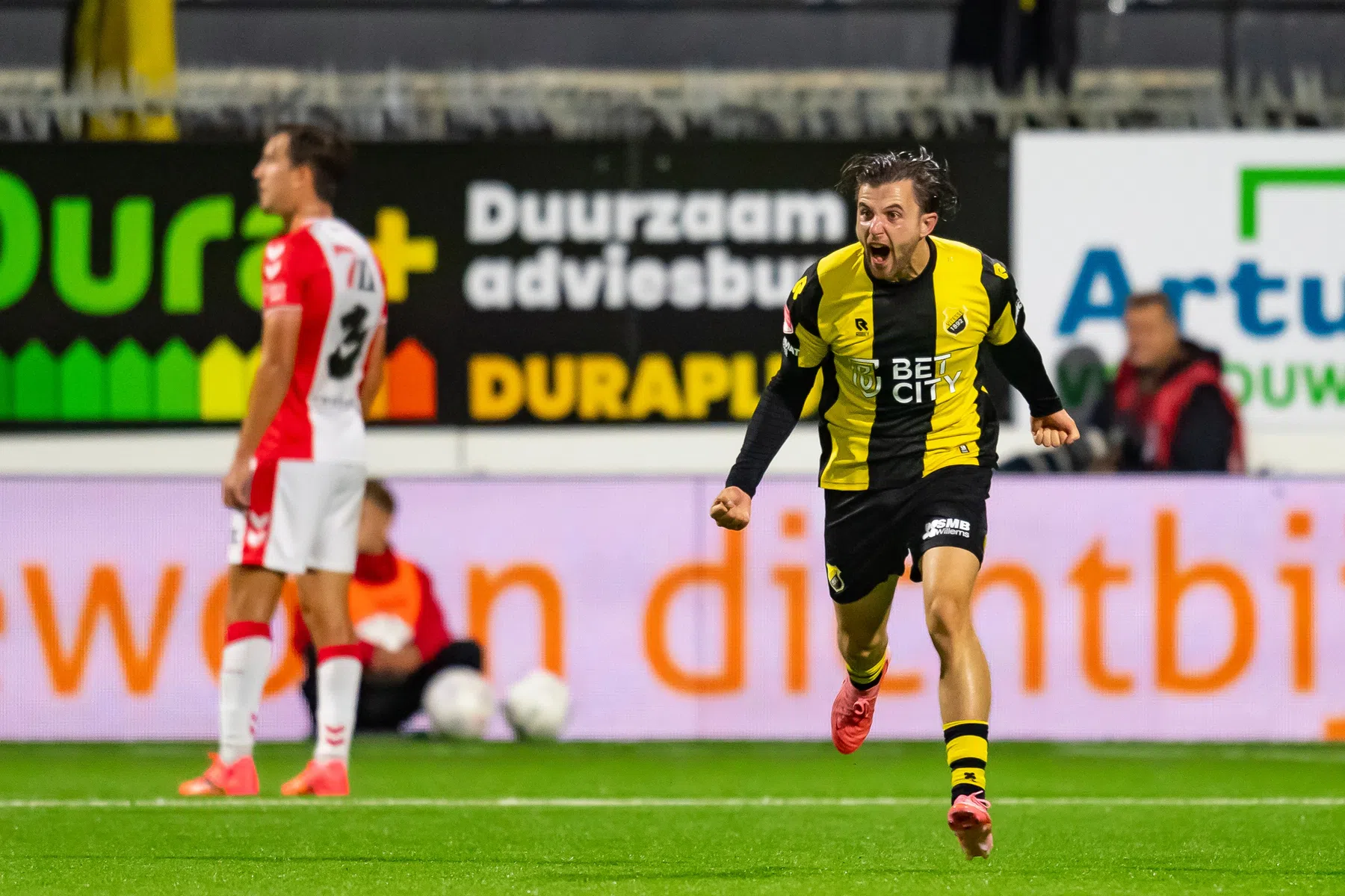 Scorende Büttner bedankt zijn oudere neef: 'Hij coacht me abnormaal veel'