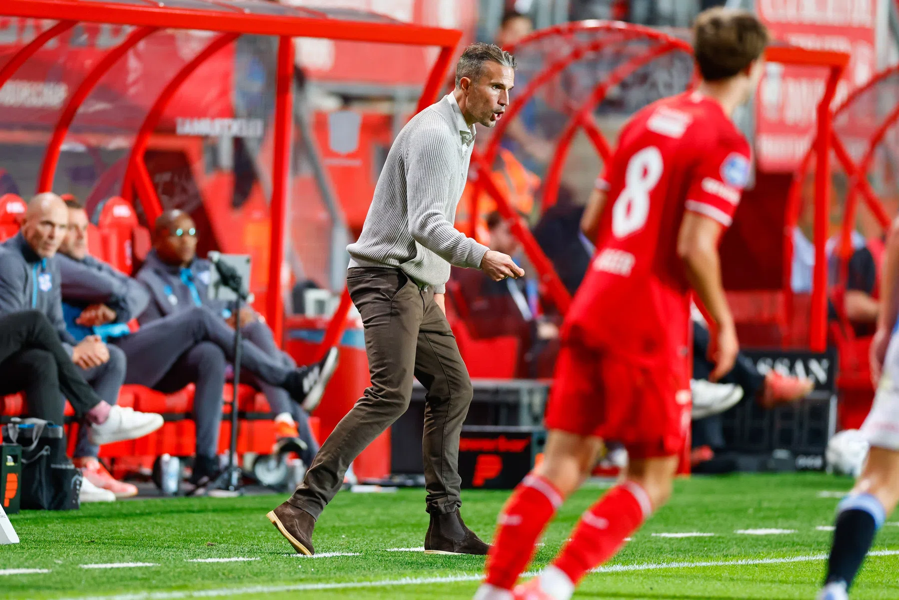 De lange bal is niet verboden onder Robin van Persie