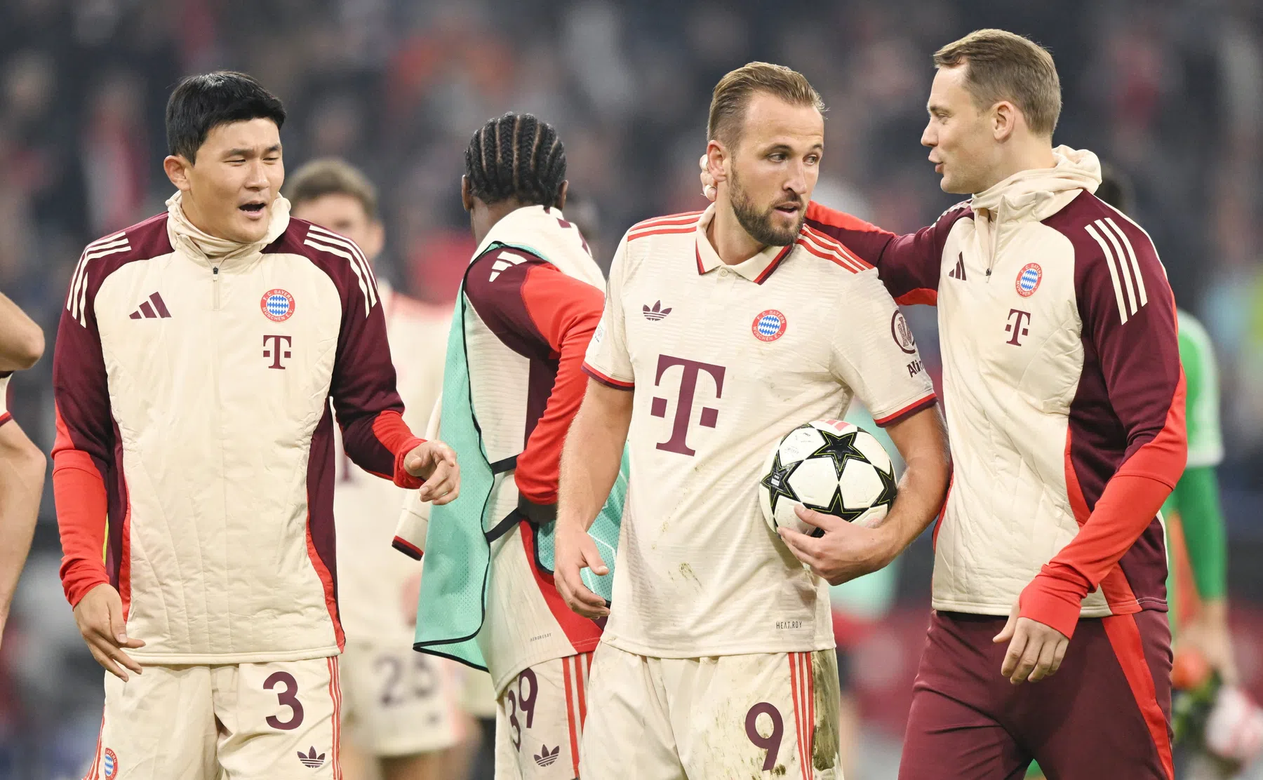 Kane grapt naar teamgenoten na elfde Bayern-hattrick en nieuw CL-record