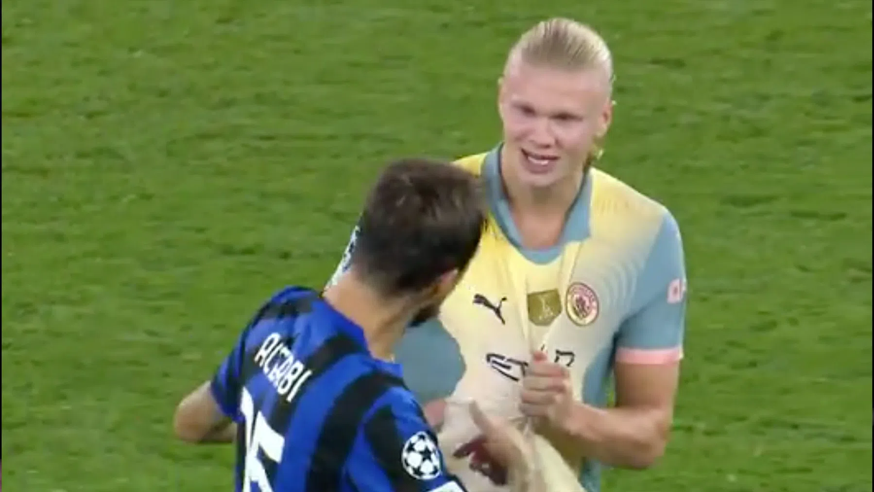 Haaland dolt met Acerbi: 'Wil je mijn shirt?'