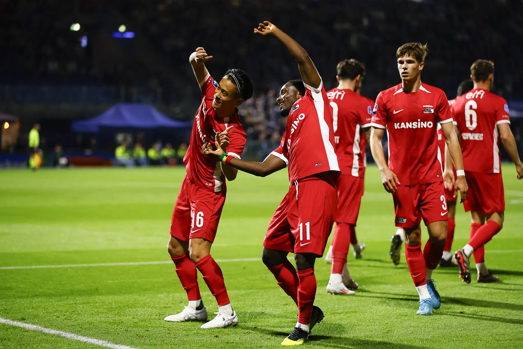 Ontketende Sadiq helpt AZ met twee goals tegen PEC aan koppositie