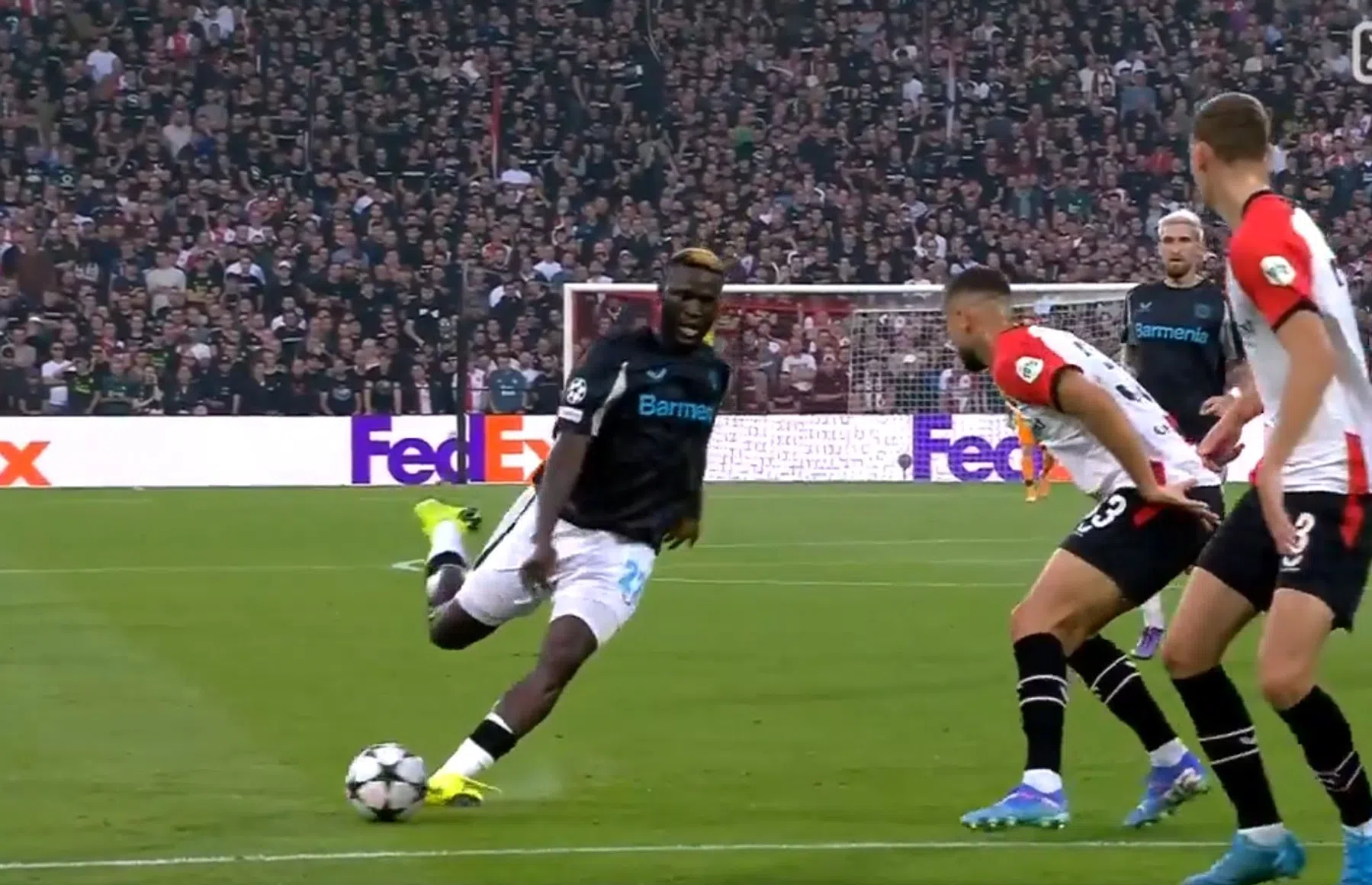 Boniface vergeleken met Henry en Romário na 'signature move' in De Kuip