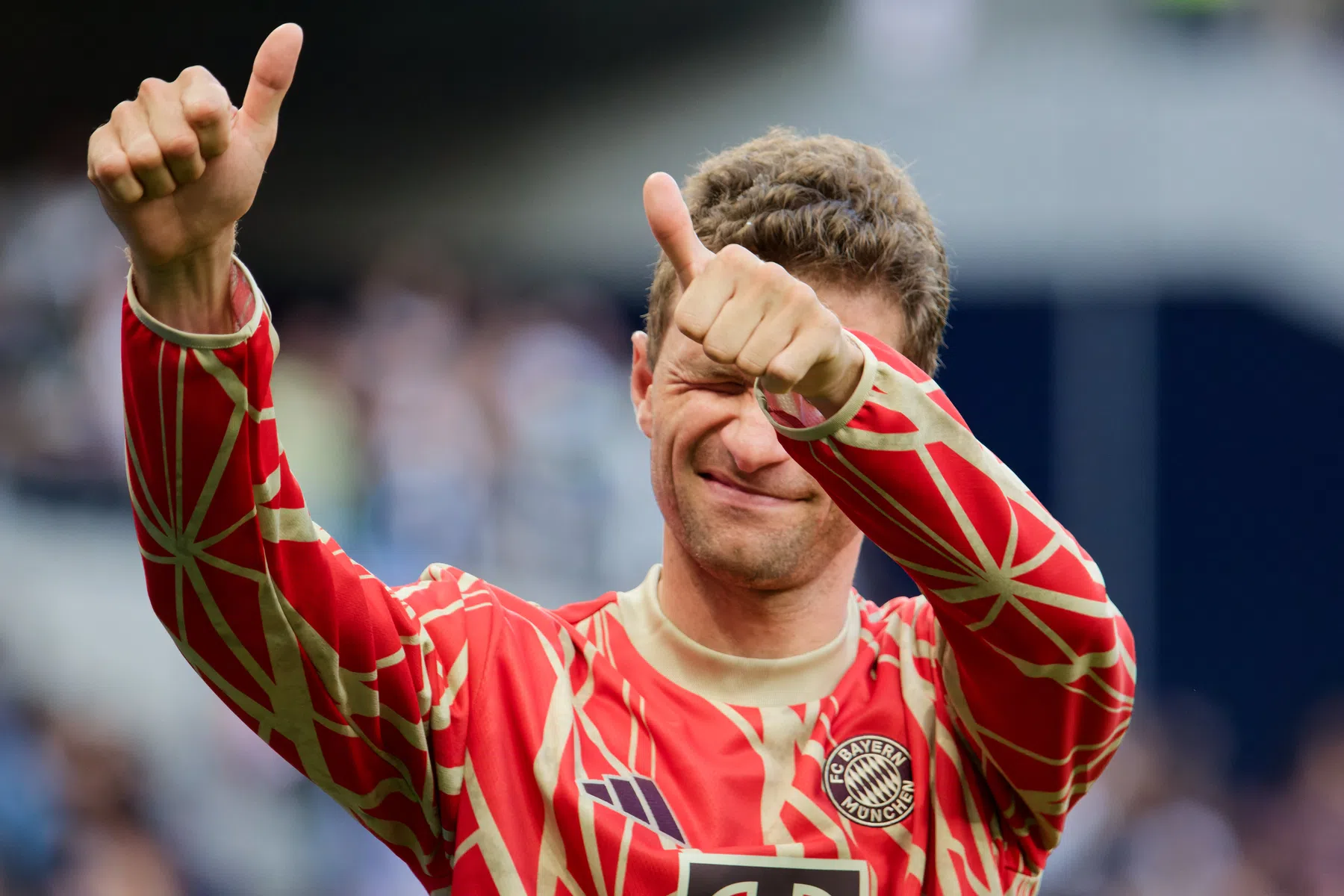 Gieren op Bayern-training: Müller struikelt over zijlijn