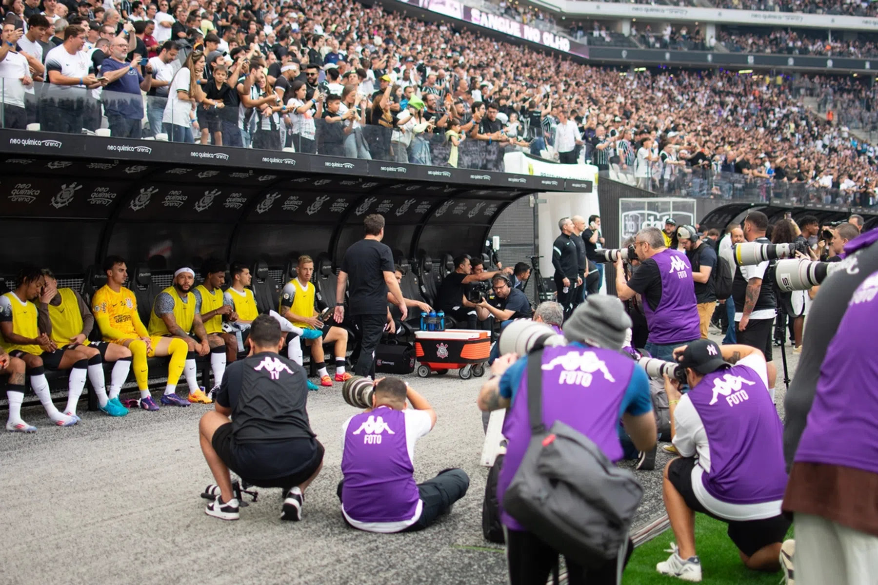 Debutant Memphis laat zich zien tijdens broodnodige zege Corinthians