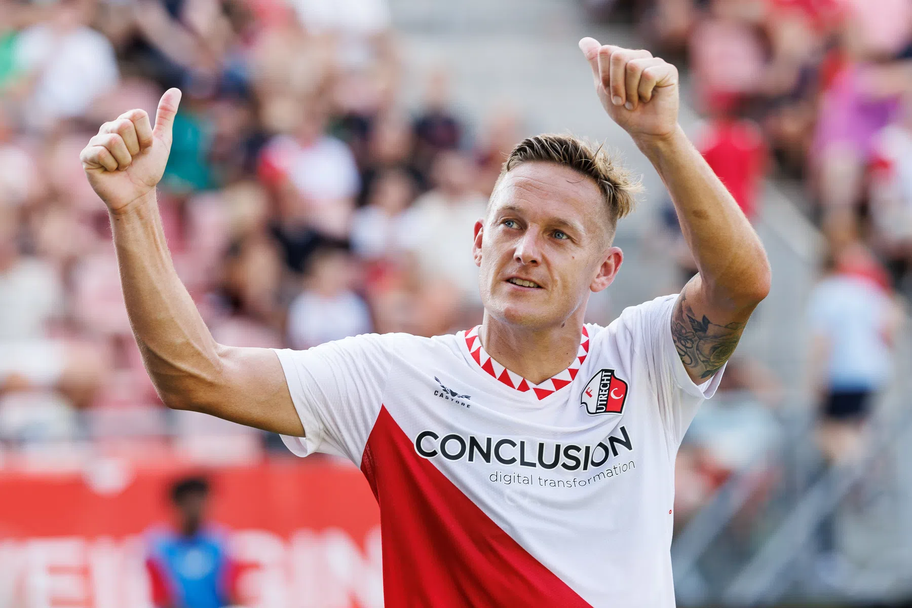 Toornstra nestelt zich met fraaie mijlpaal tussen Eredivisie-iconen