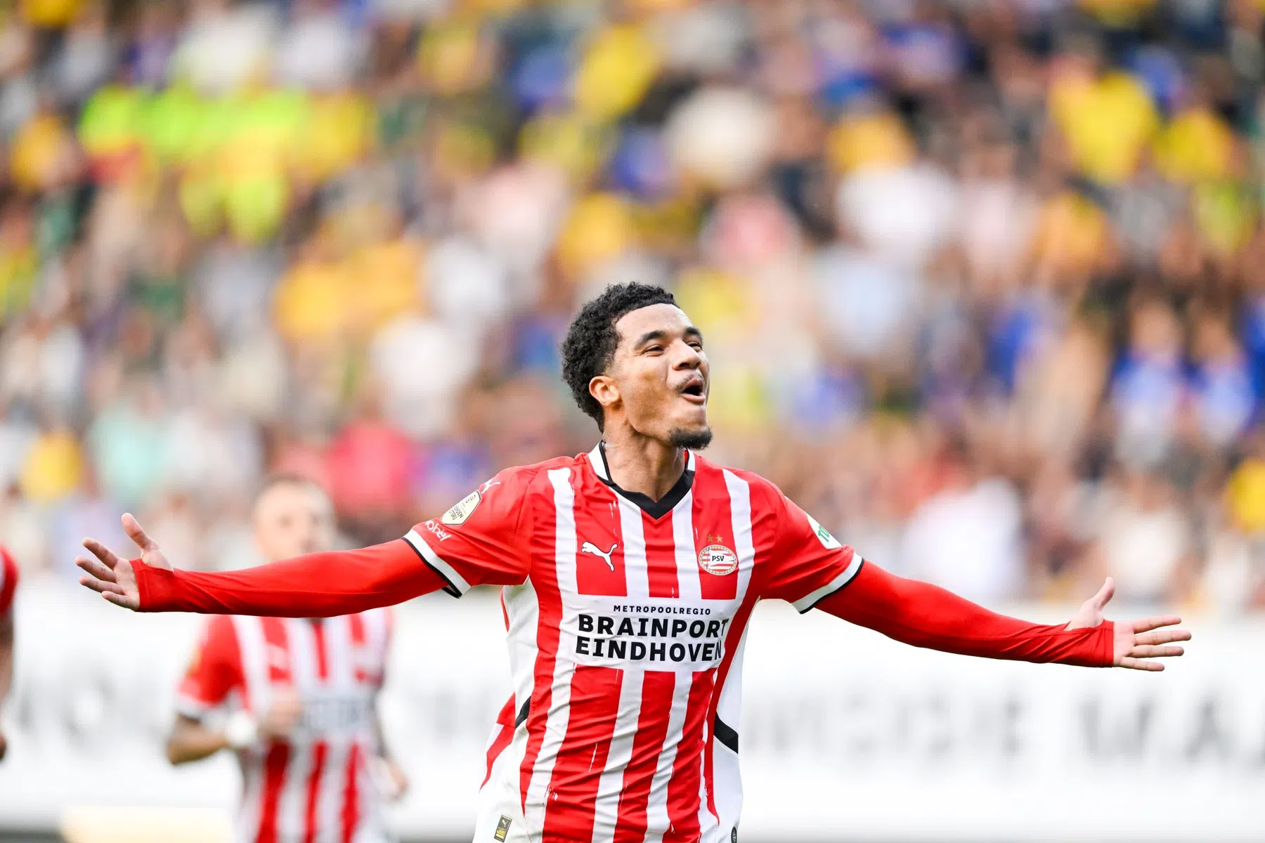 Tillman helpt PSV met fraaie vrije trap over dode punt in Sittard