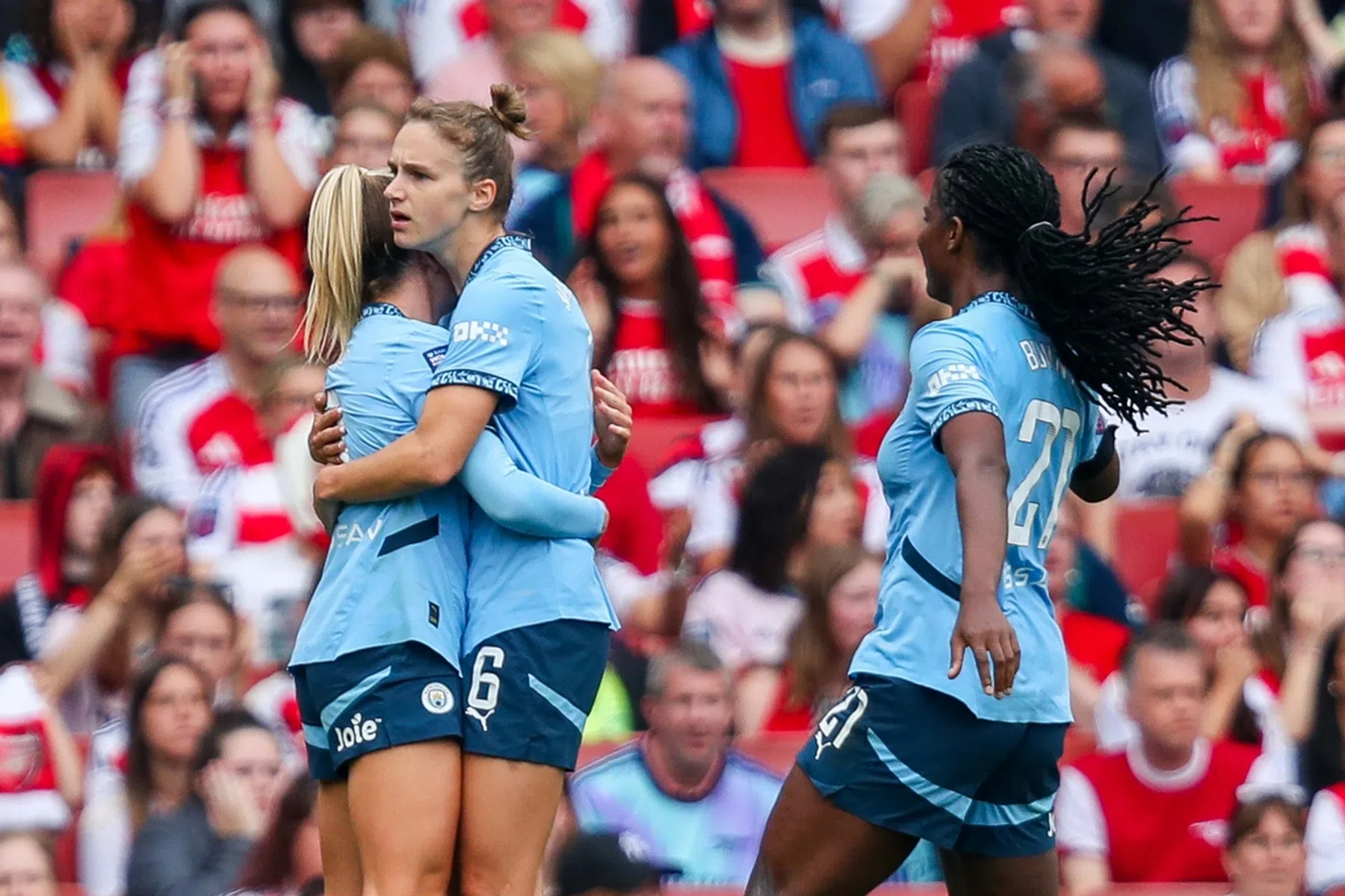 Miedema maakt bingokaart vol met saillant doelpunt voor City
