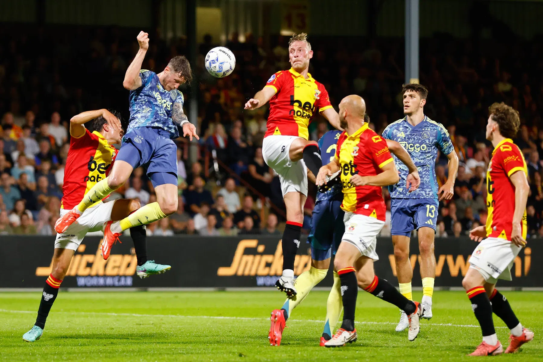 Eredivisie op Rapport: Ajax-aanval zeer flets, prima optreden Ueda 