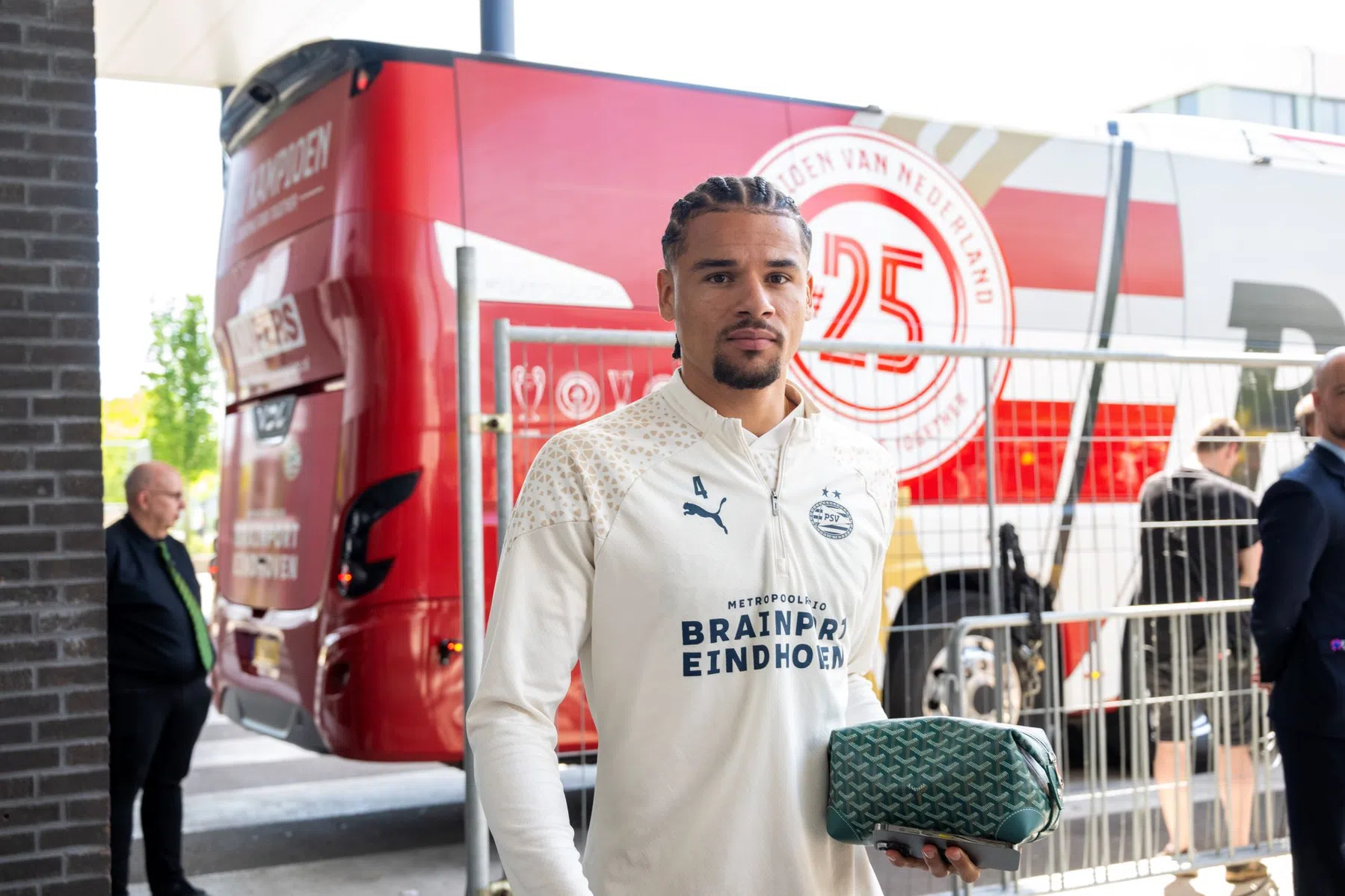 Jong PSV geeft zege tegen Engelse beloften uit handen bij rentree Obispo