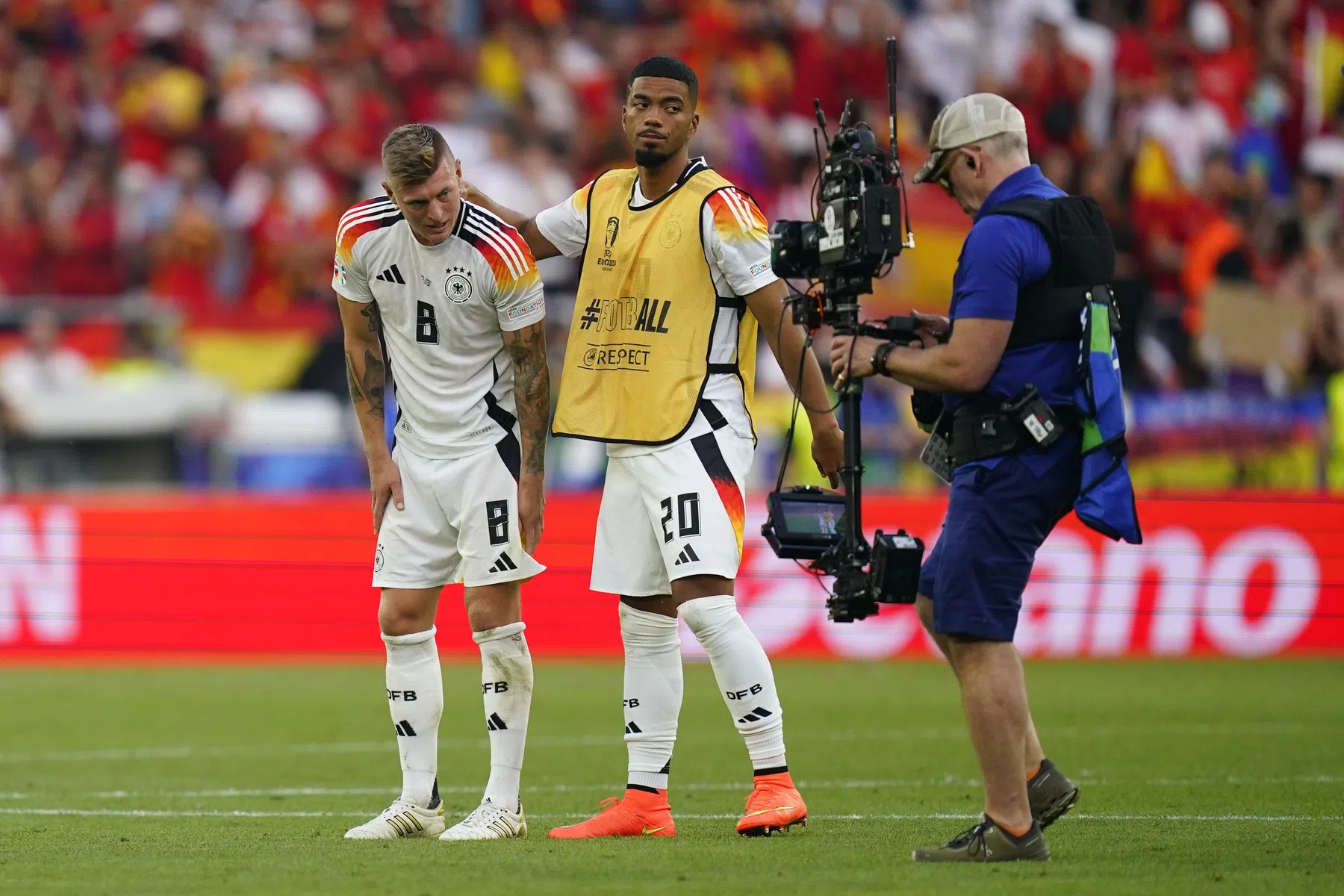 Kroos lacht om UEFA: 'Hadden ze daar drie maanden voor nodig?' 