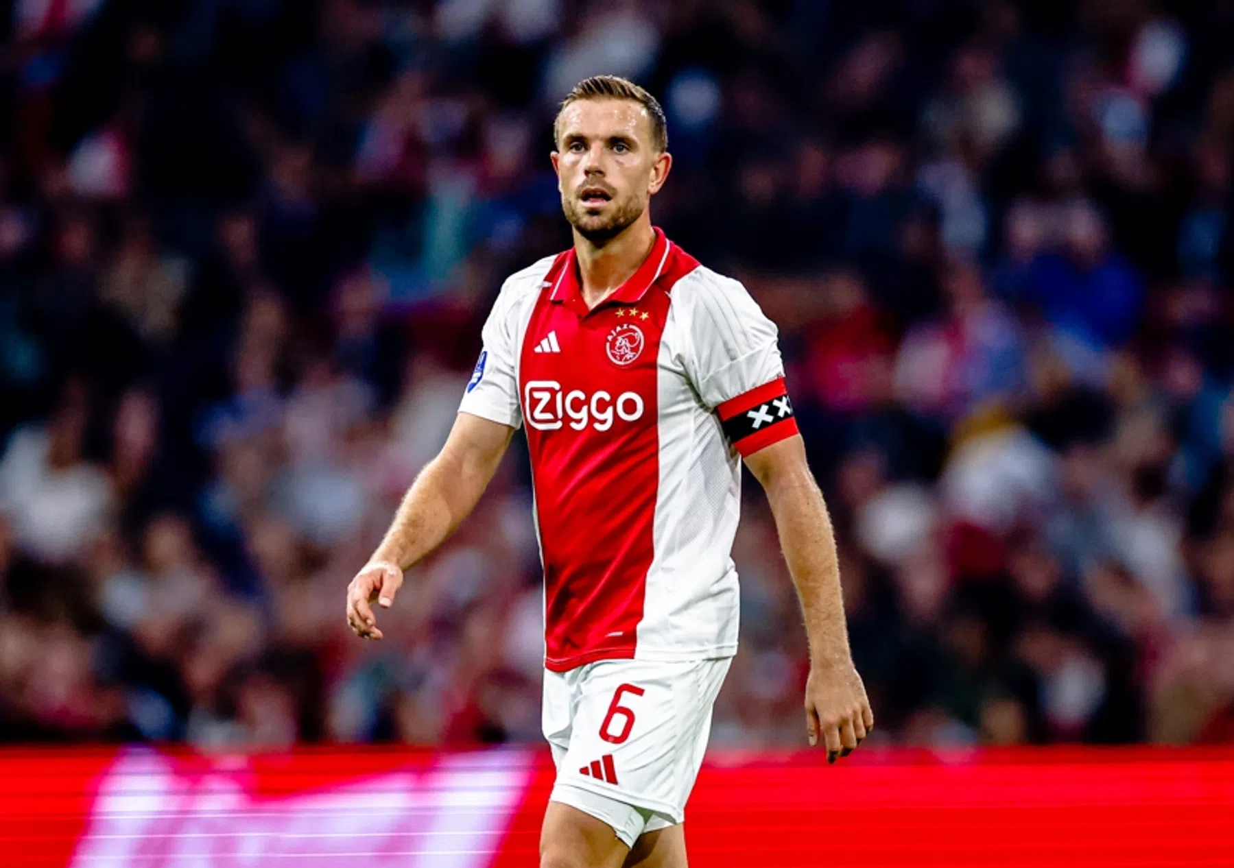 Henderson glimlacht om vaste Ajax-discussie: 'Gaat altijd over spitsen'