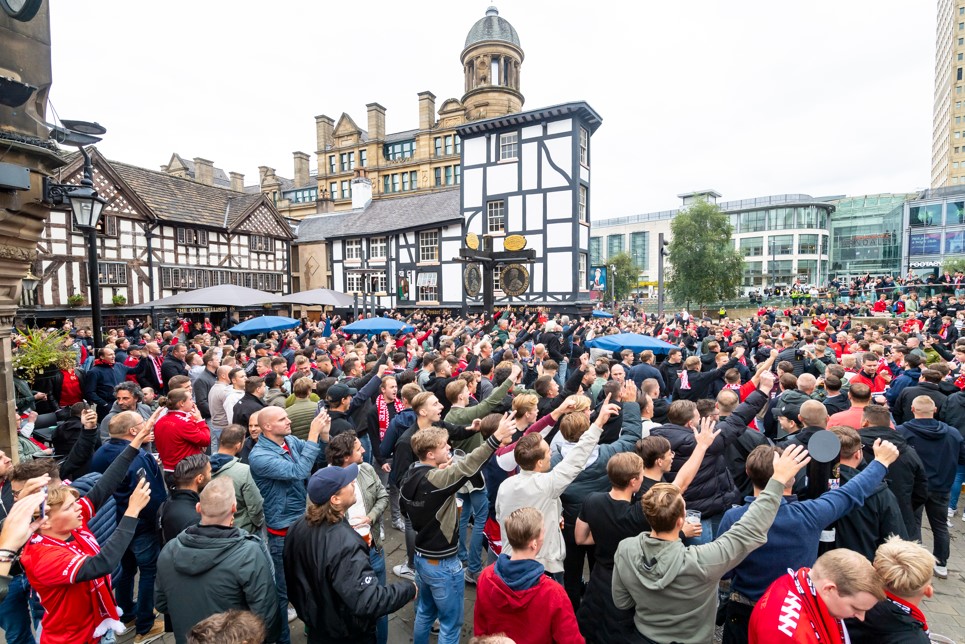 FC Twente-invasie in Manchester: rode zee aan fans neemt stad over