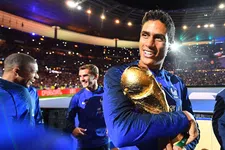 Thumbnail for article: Voetbalwereld reageert op besluit Varane: 'Voor altijd in het hart'