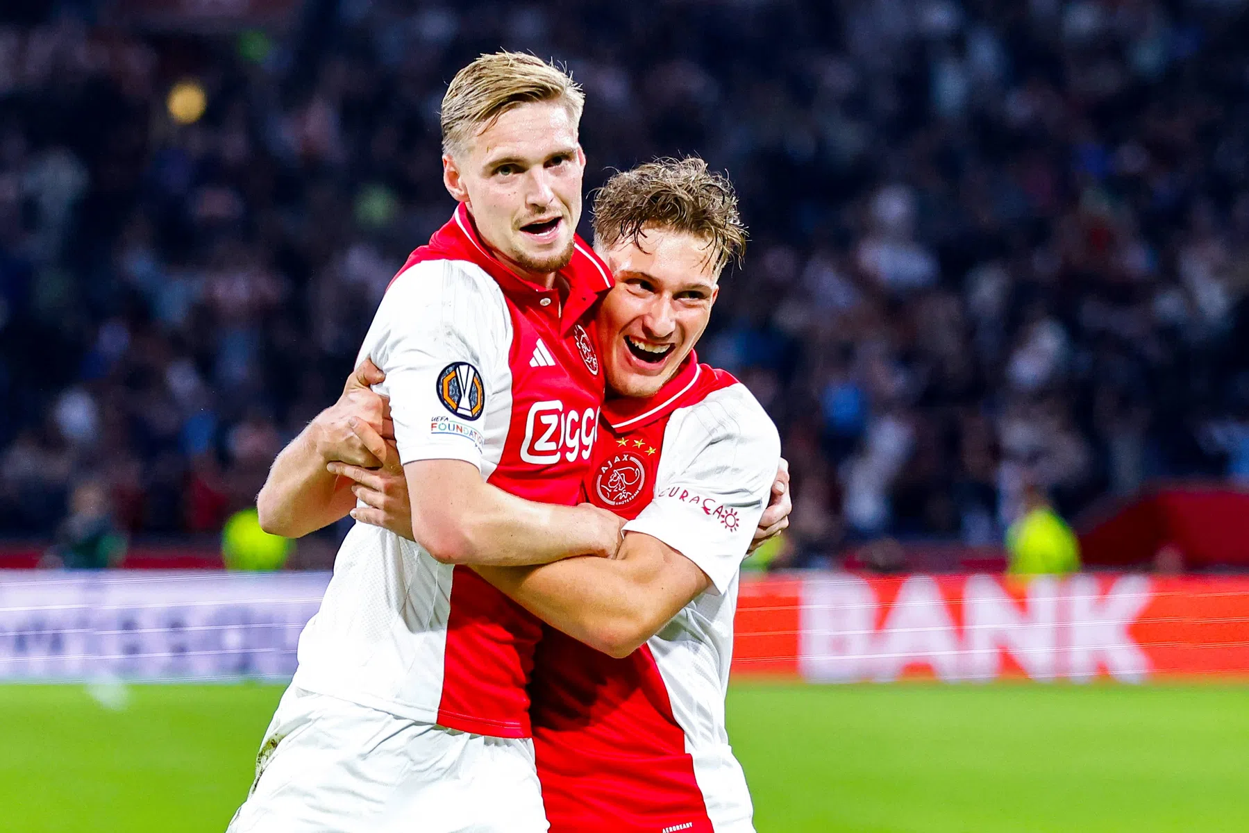 Ajax swingt en veegt de vloer aan met Besiktas