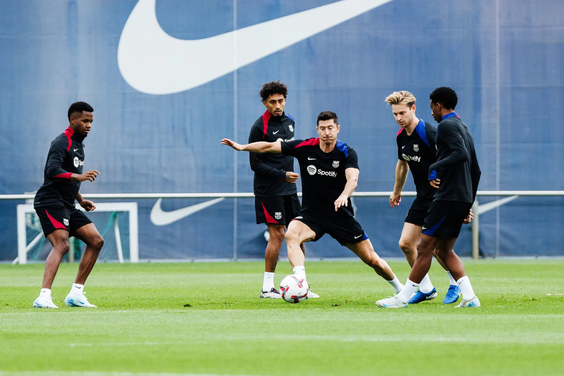 Flick positief over Frenkie de Jong: 'Hij kan ons bijna weer helpen' 