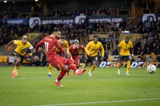 Thumbnail for article: Liverpool en Slot herpakken zich na kolderiek misverstand en passeren City