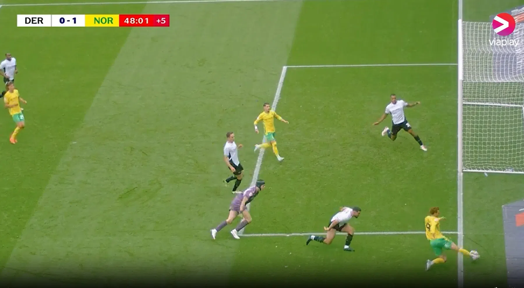 Het nadeel van géén VAR: Norwich City juicht na overduidelijke achterbal