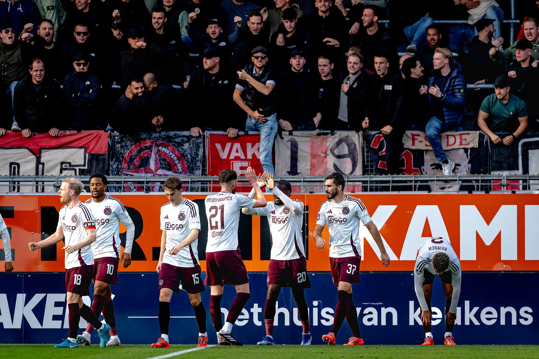 Zorgen om Ajax: 'Farioli rouleert alleen omdat het kan'