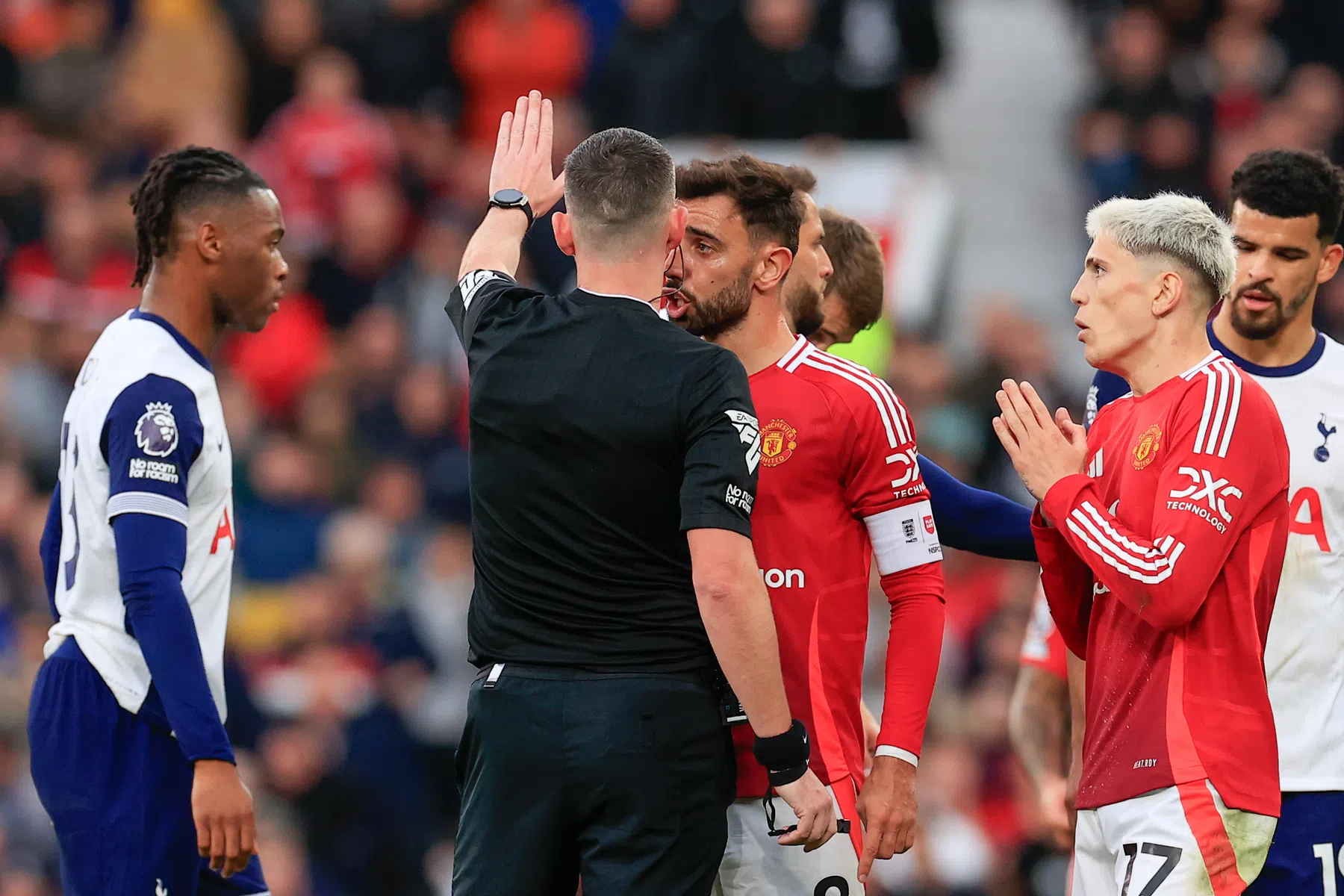 Alles gaat mis voor Ten Hag: discutabele rode kaart, blessure Mainoo