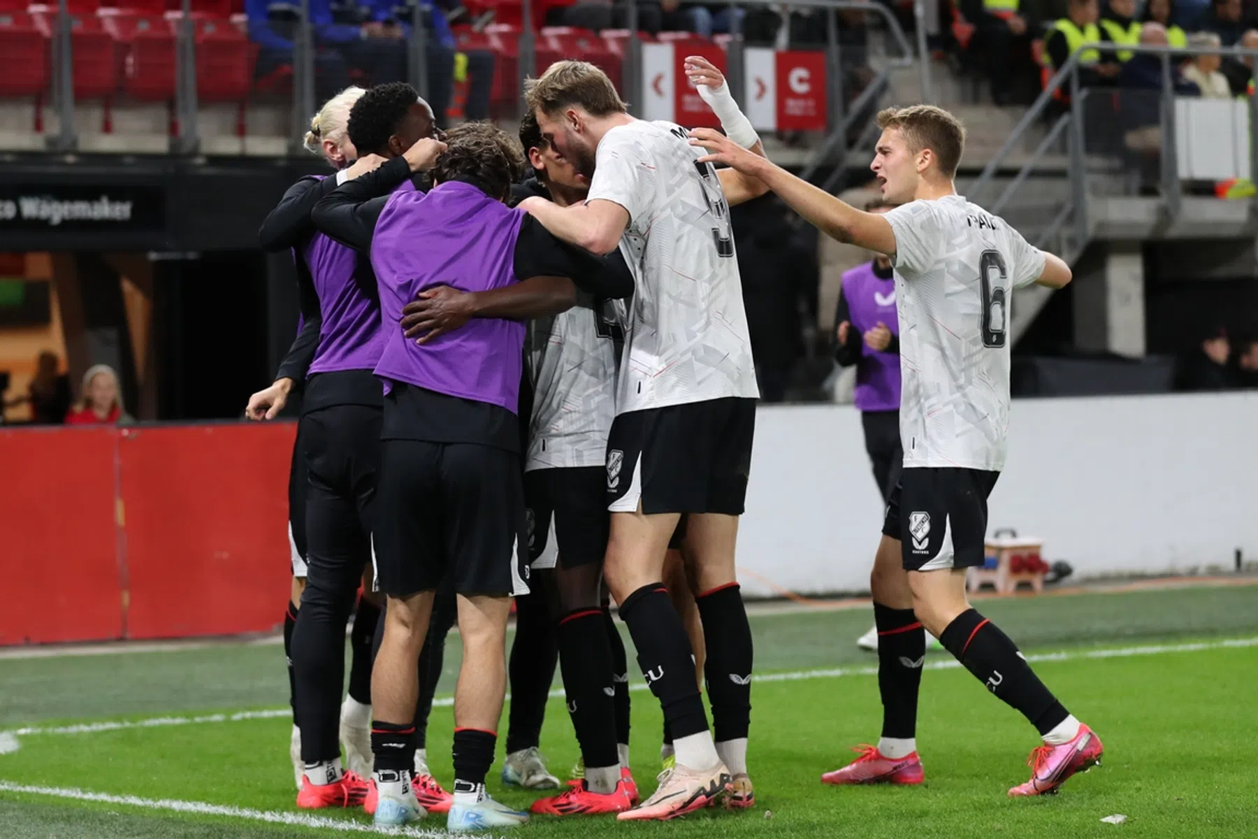 FC Utrecht zet beste start voort en bezorgt AZ eerste nederlaag