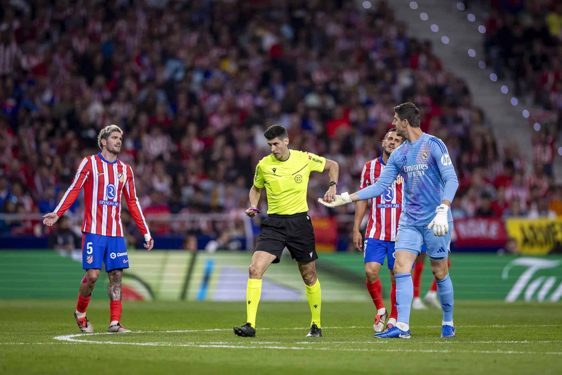 Atlético trekt boetekleed aan na ontregelde Madrileense derby