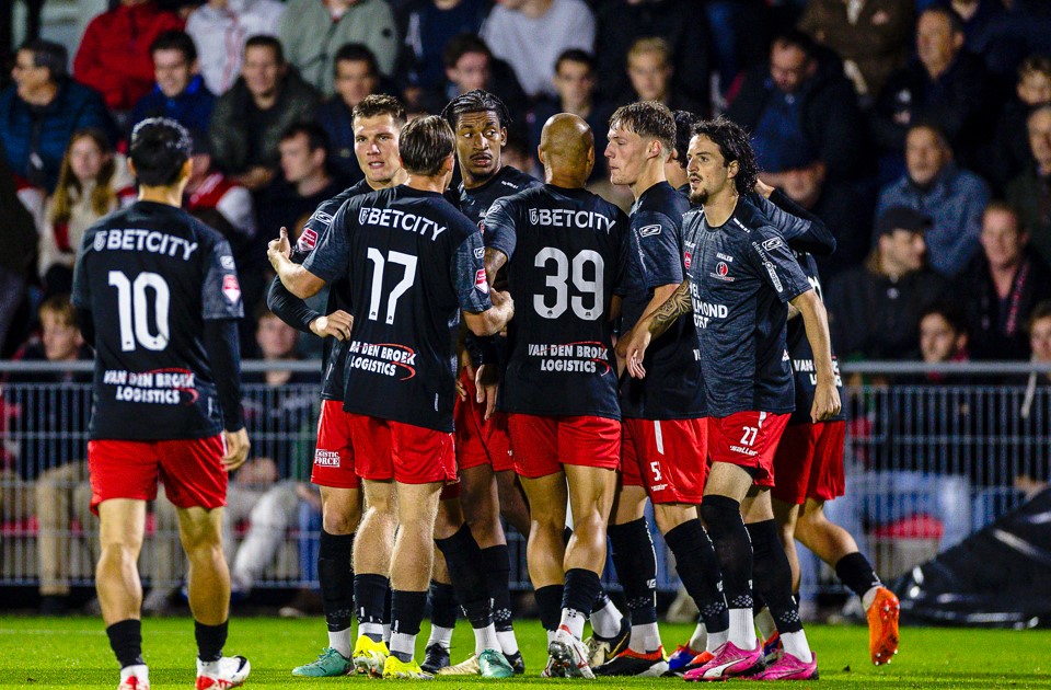 Helmond Sport weer aan kop, FC Dordrecht dankt flaterende Ajacied Dies Janse