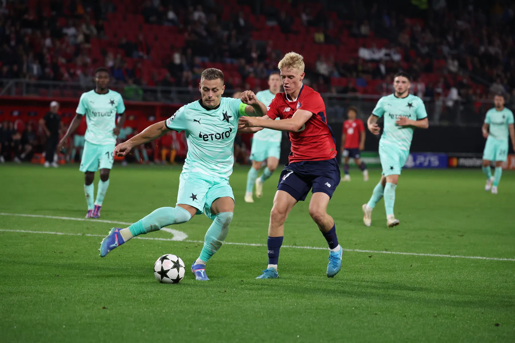 Ajax moet werken voor de goals tegen 'kogelvrij' Slavia Praag
