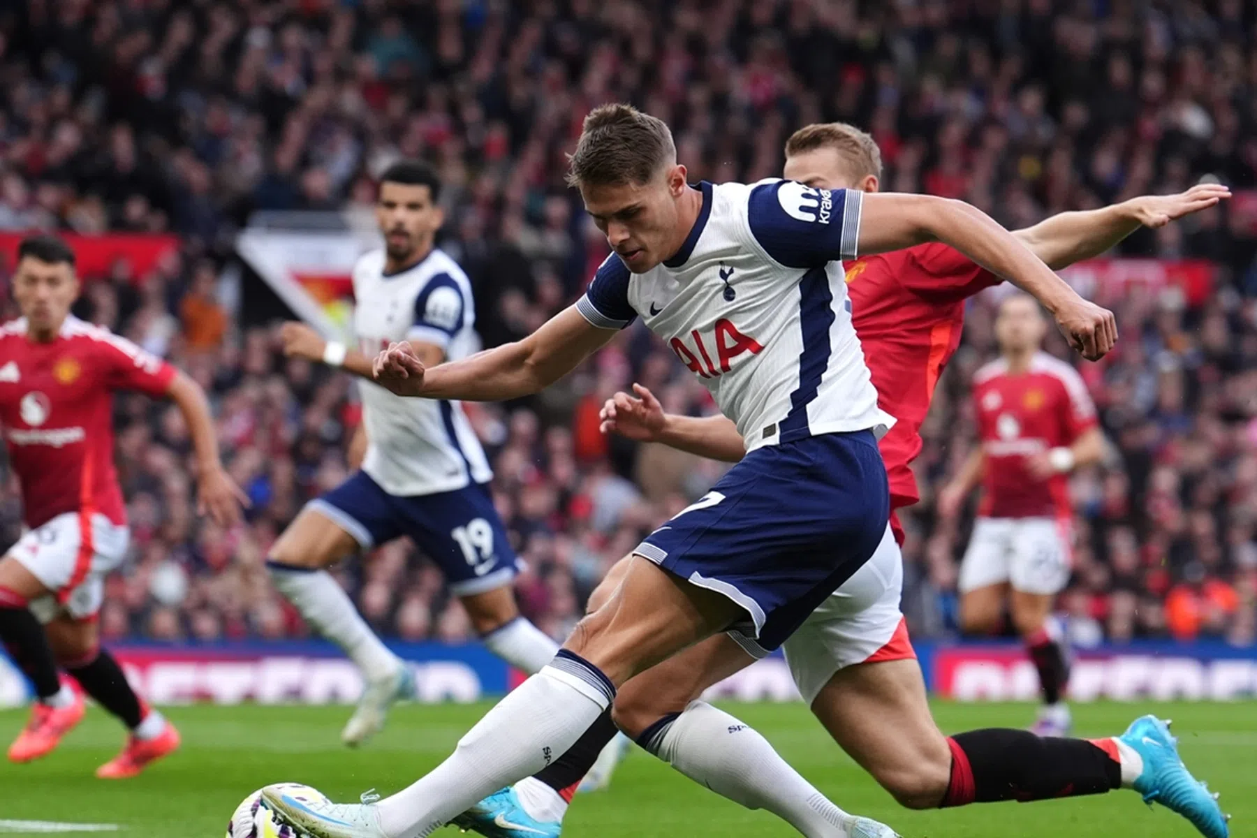 Uitblinkende Van de Ven zet snelheidsrecord neer op Old Trafford