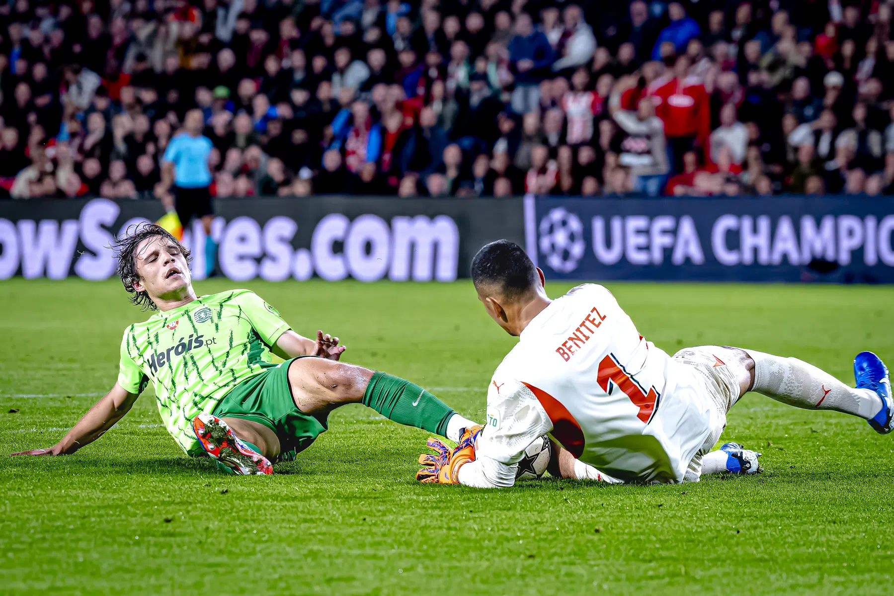 Spelers Sporting boos over veld in Eindhoven: 'Lekker schaatsen hier'