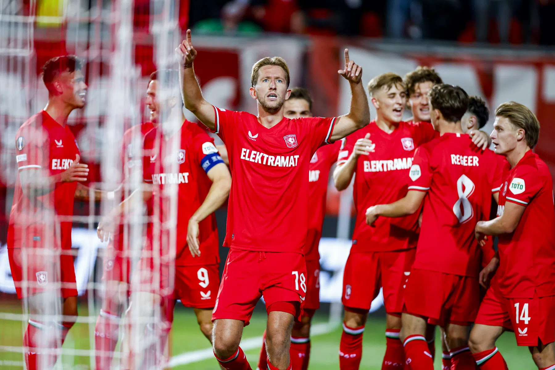 Twente op voorsprong tegen Fenerbahçe dankzij kopbal Vlap