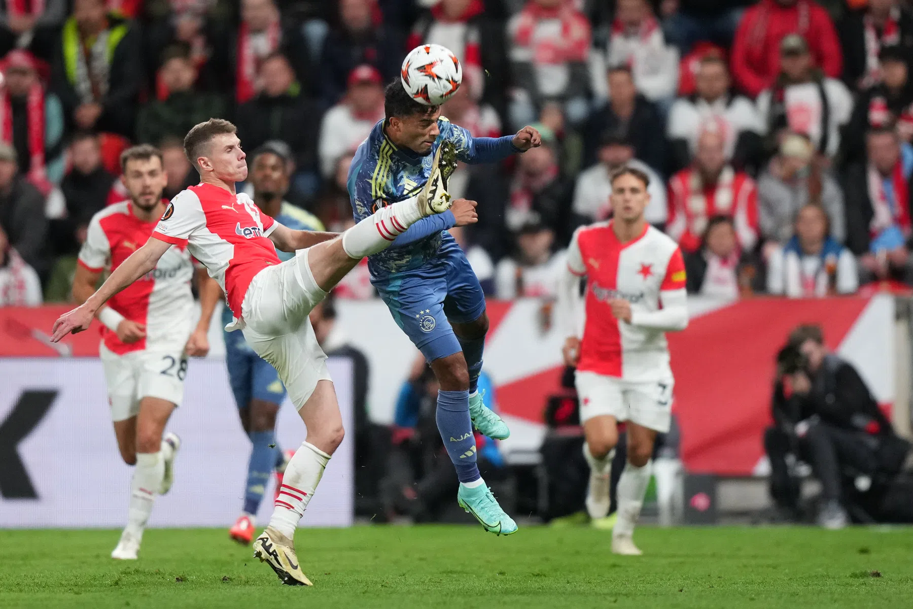 Gemankeerd Ajax-tiental sleept in Praag punt over de streep