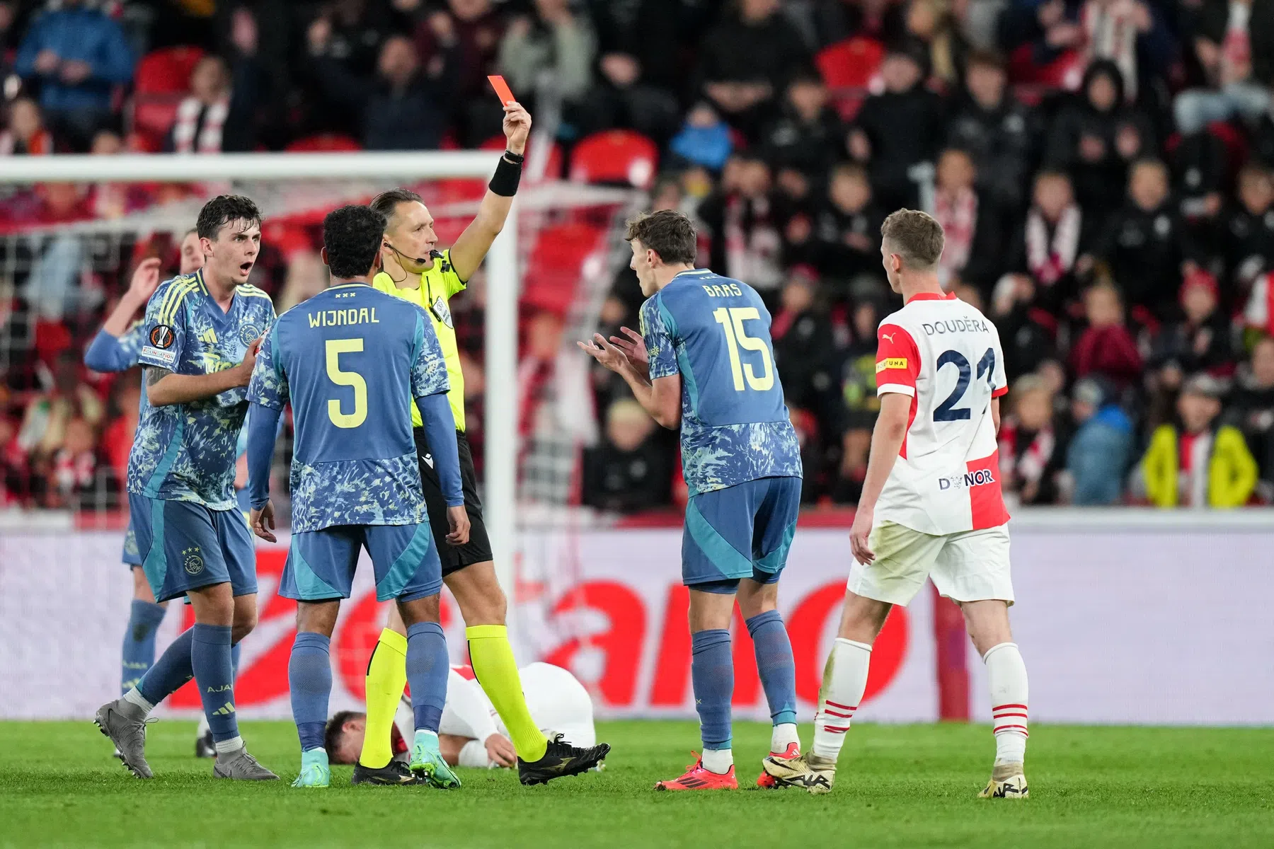 Twijfels over rode kaart Baas: 'Met de handrem spelen, is ook niet goed'