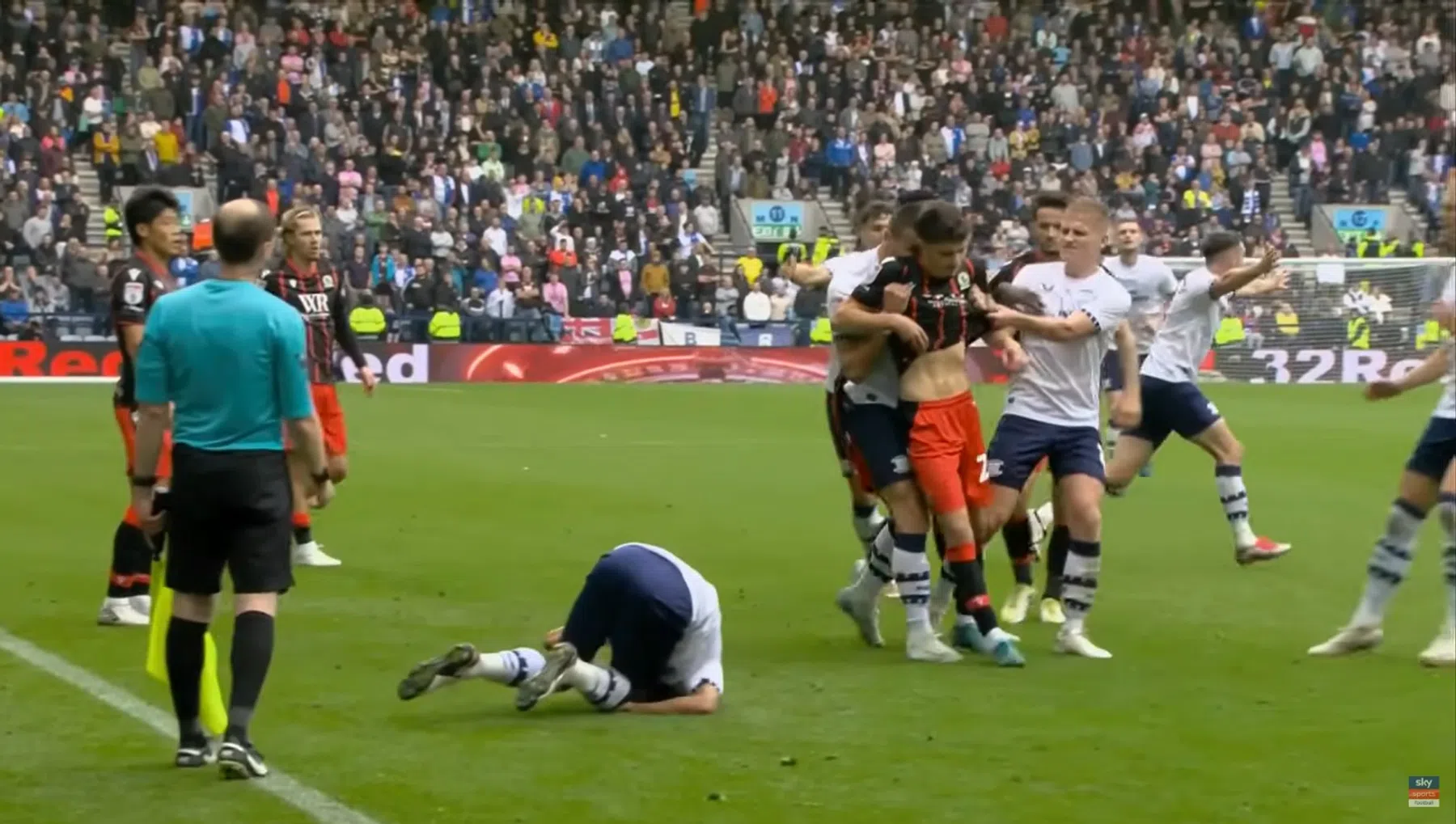 Acht duels schorsing voor bijtincident in Engeland